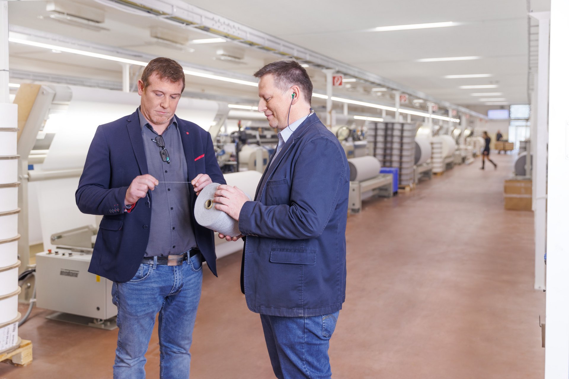 2 Mitarbeiter inspizieren das Produkt
